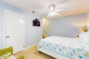 Ocean-view townhome with balcony & WD - walk to beach - dog-friendly