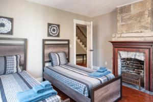 Colonial Quarter hideaway with modern comforts & balcony - near the beach