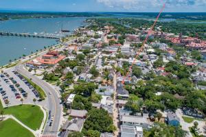 Colonial Quarter hideaway with modern comforts & balcony - near the beach