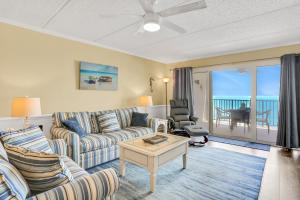 Ocean-view condo with a scenic balcony & WD - pool and beach access