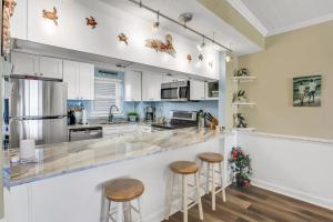 Ocean-view condo with a scenic balcony & WD - pool and beach access