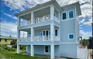 Brand new oceanfront home with private hot tub,outdoor shower and grill