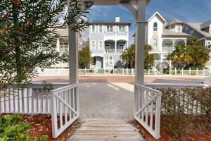 Luxury cottage with pools & multiple decks, 12 block to beach