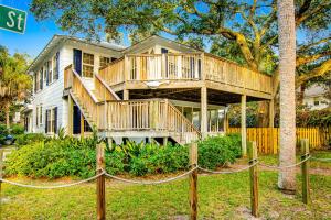 Golden Isles Getaway - Walk to the beach