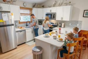 Mins from Beach Outdoor Patio & Games Sleeps 9