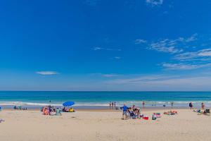 Mins from Beach Outdoor Patio & Games Sleeps 9