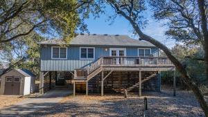 Mins from Beach Outdoor Patio & Games Sleeps 9