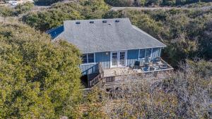 Mins from Beach Outdoor Patio & Games Sleeps 9