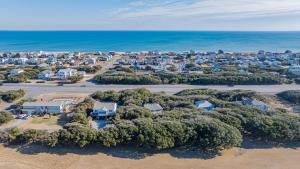 Mins from Beach Outdoor Patio & Games Sleeps 9