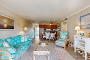Cozy condo with balcony, walking distance to conch house and WIFI