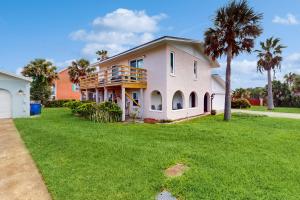 Spacious Seaside Cottage w Sunroom – 1-Minute Walk to Vilano Beach