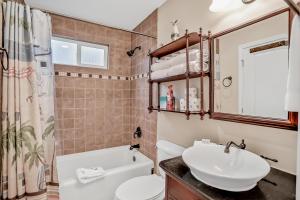 Inviting waterfront cottage with balcony, firepit, marsh views, & washerdryer