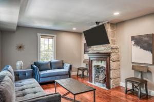 Colonial Quarter hideaway with modern comforts & balcony - near the beach