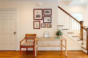 Luxury cottage with pools & multiple decks, 12 block to beach