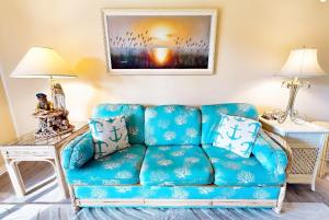 Cozy condo with balcony, walking distance to conch house and WIFI