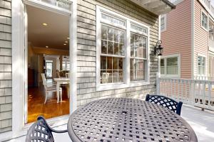 Luxury cottage with pools & multiple decks, 12 block to beach