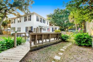 Golden Isles Getaway - Walk to the beach