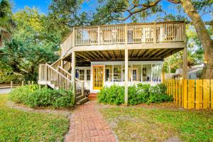Golden Isles Getaway - Walk to the beach