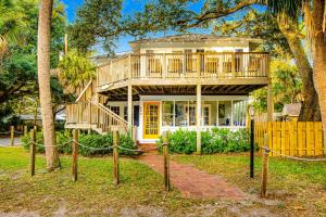 Golden Isles Getaway - Walk to the beach