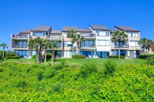 Renovated condo with easy beach access, balcony, pool & spectacular ocean views