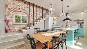 Villa Mediterranea with pool and grill in Umag