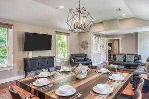 Colonial Quarter hideaway with modern comforts & balcony - near the beach