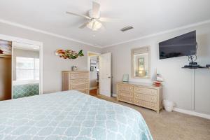 Island escape with ocean-view deck & steps to beach - snowbirds welcome