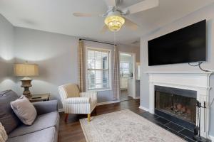 Private retreat with access to community pool & nearby entertainment