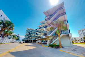 Oceanview condo with pool, beach access, jetted tub, WD, & AC