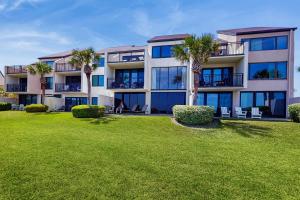 Renovated condo with easy beach access, balcony, pool & spectacular ocean views