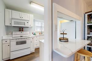 Private retreat with access to community pool & nearby entertainment