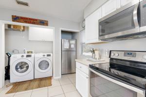 Island escape with ocean-view deck & steps to beach - snowbirds welcome