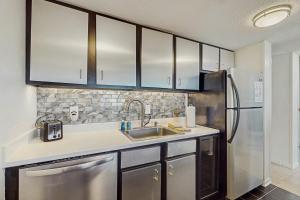 Renovated condo with easy beach access, balcony, pool & spectacular ocean views