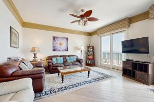 Ocean-view penthouse with pool, balcony & central AC - snowbird-friendly