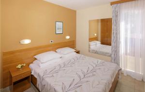 1 Bedroom Amazing Apartment In Umag