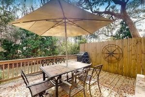 Charming dog-friendly home with deck, golf nearby, full kitchen, & washerdryer
