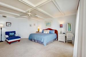 Ocean-view penthouse with pool, balcony & central AC - snowbird-friendly