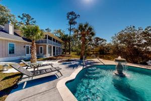 Elegant house in St Simons Island - two ponds, pool, & wood-burning fireplace