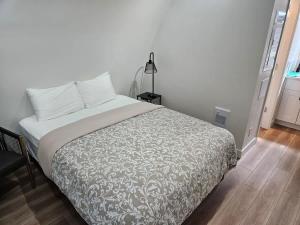 Pet Friendly cozy cabin getaway with Kitchenette and Private Bath