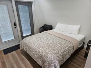 Pet Friendly cozy cabin getaway with Kitchenette and Private Bath