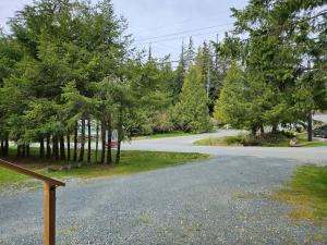 Pet Friendly cozy cabin getaway with Kitchenette and Private Bath