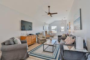 Walk to Beach with Private Pool, Balconies & Huge Lawn | Blocks to Dining
