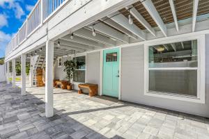 Lower Level 1 Block from 2 Beaches wPrivate Pool, High-Speed Wi-Fi