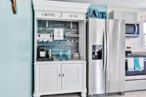 Sunny Upper Level 1 Block from 2 Beaches wPrivate Pool, High-Speed Wi-Fi