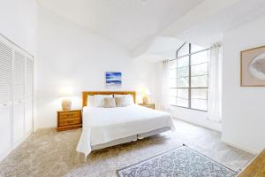 Two-story townhome with fast WiFi & pool - steps from the beach