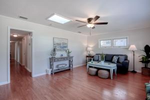 Beachside snowbird escape with fenced yard & washerdryer - walk to beach access