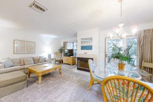 Two-story townhome with fast WiFi & pool - steps from the beach