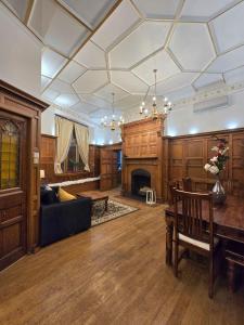 Traditional Victorian West End Apartment