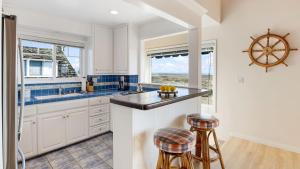 Oceanfront Atelier by AvantStay Beachfront Balboa Peninsula Escape