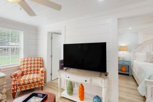 Cozy cottage near beachbarsdining with enclosed yard, AC, & WD